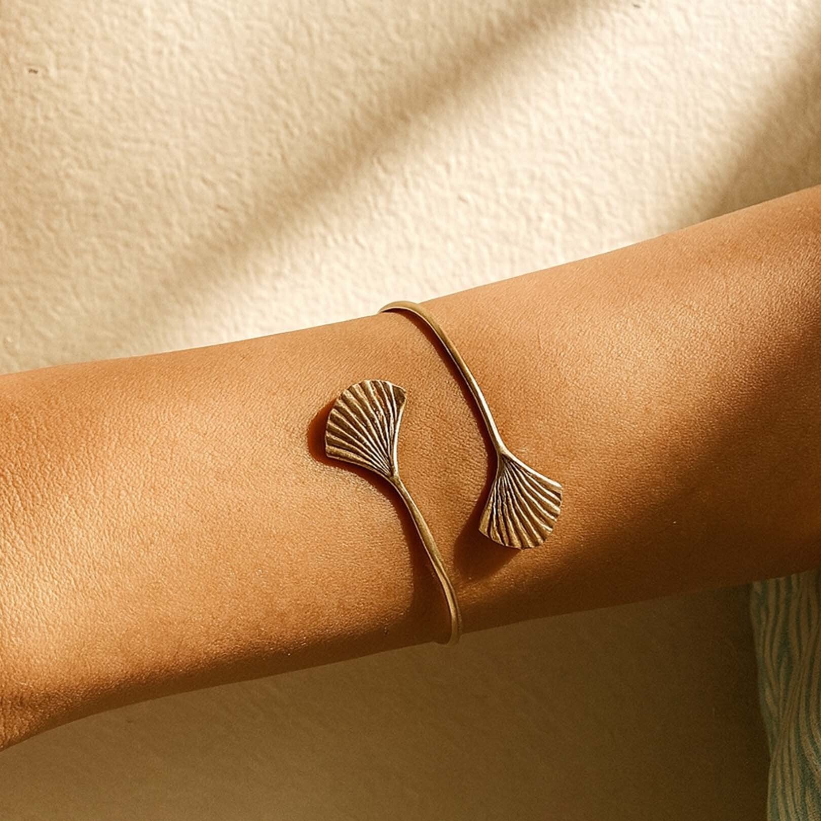 bracelet with leaf design
