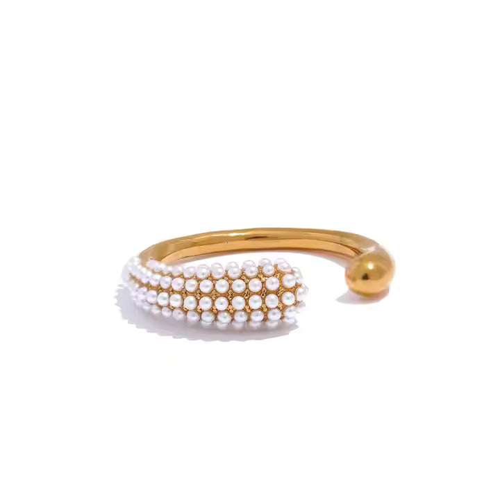 Gold and pearl ring