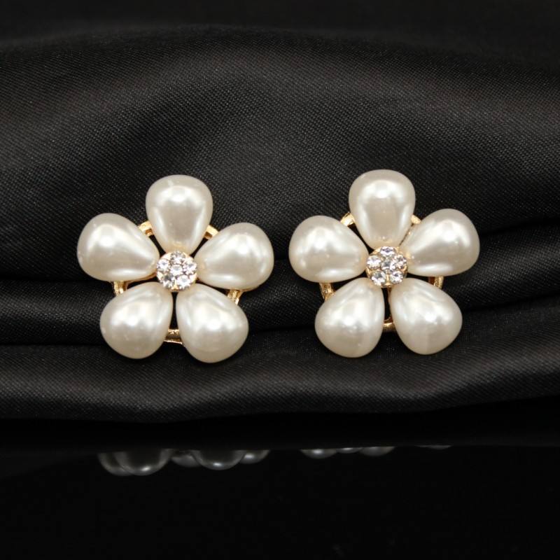 Elor White Gold Flower Pearl Button