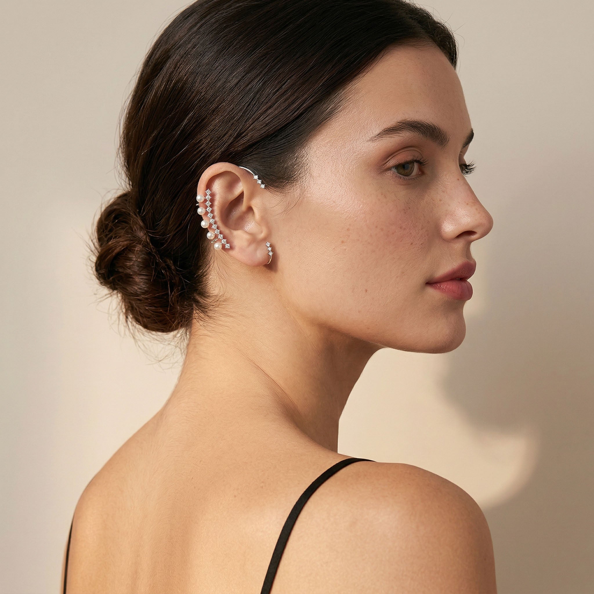 Trendy pearl ear cuff for women with crystal accents – modern ear jewellery