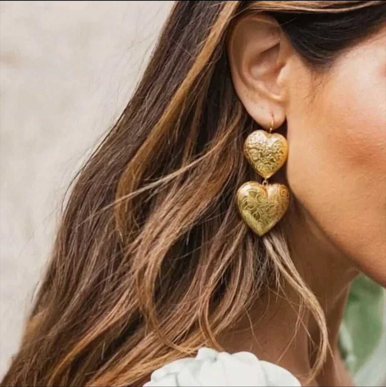 gold heart-shaped earrings 