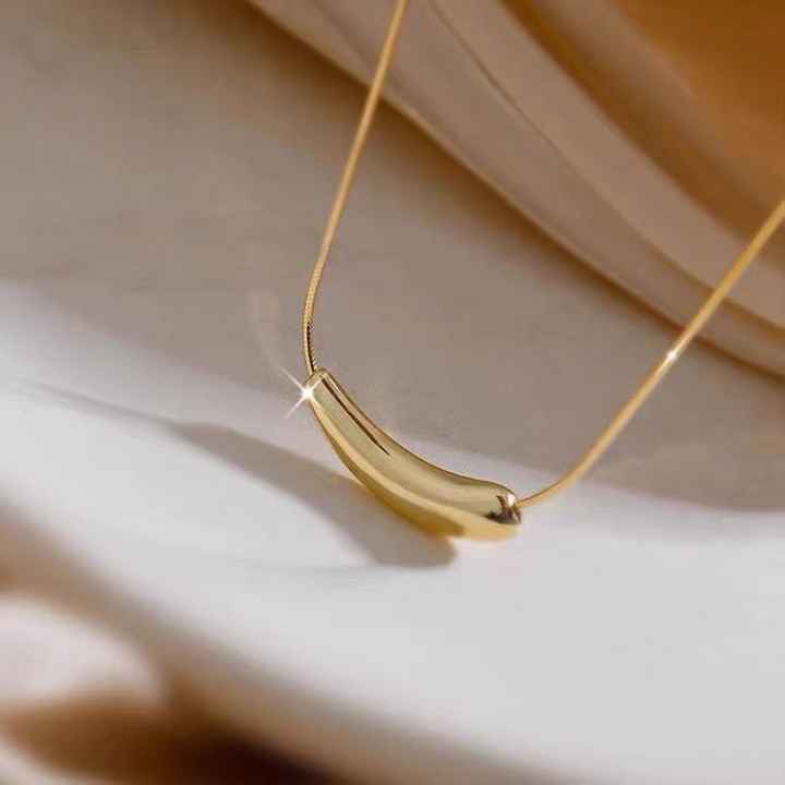 Selah Gold Curve Pendant Necklace for Women