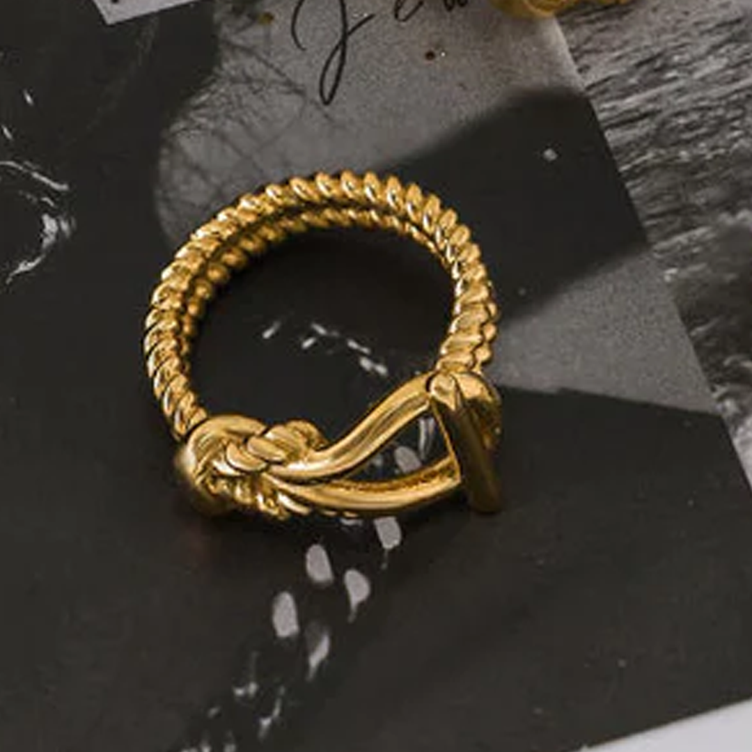 Thira Buckle Band Ring