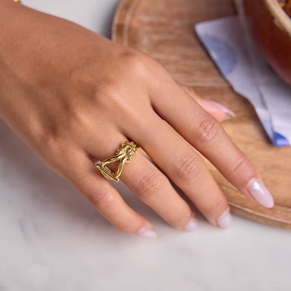 Thira Buckle Band Ring